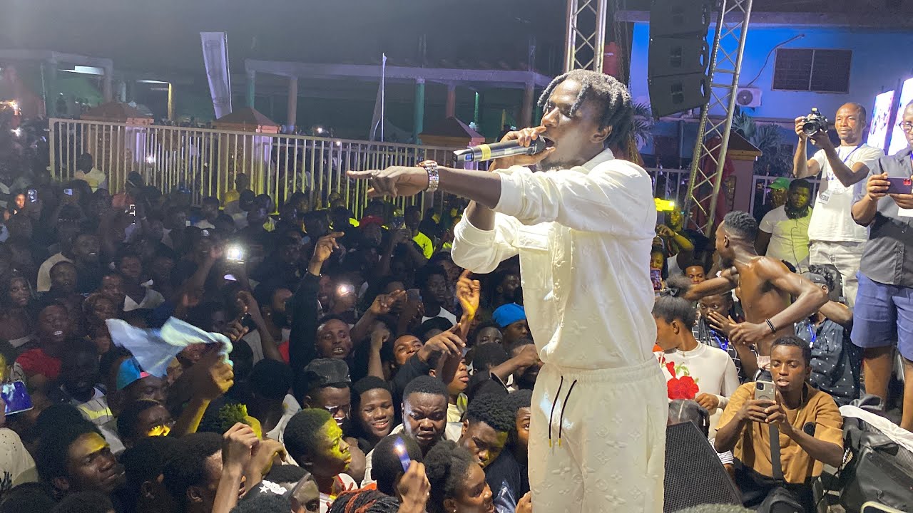 KING PALUTA stomed Kumasi SG Mall with his current song Apick (for the popping)|| drops bangas