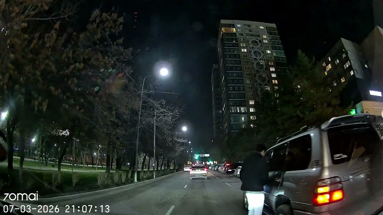 07.03.2026 Алматы Гагарина 111 бросил авто на проезжей части 777JLR20