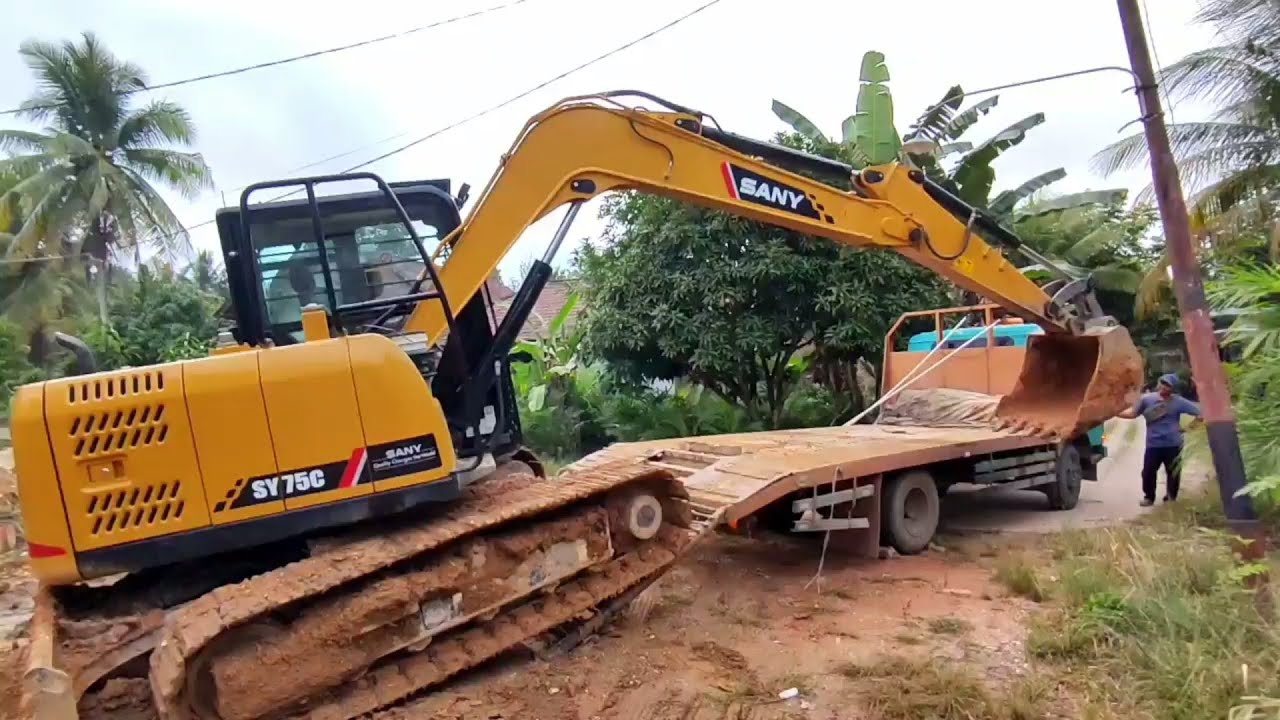 Sany sy75c dan Sany sy55 naik turun self loader mobilisation depan rumah warga
