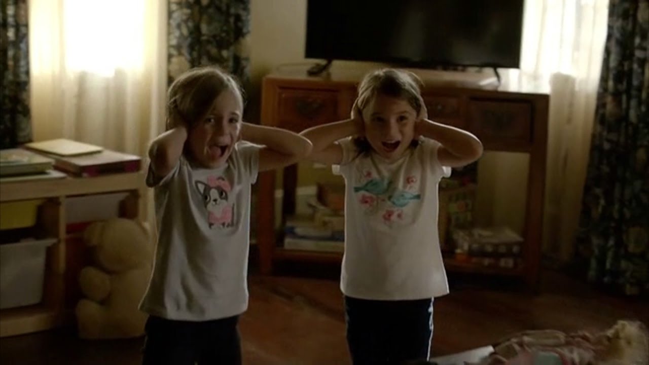 The Vampire Diaries 8x03 Alaric saves Lizzie and Josie from the weapon