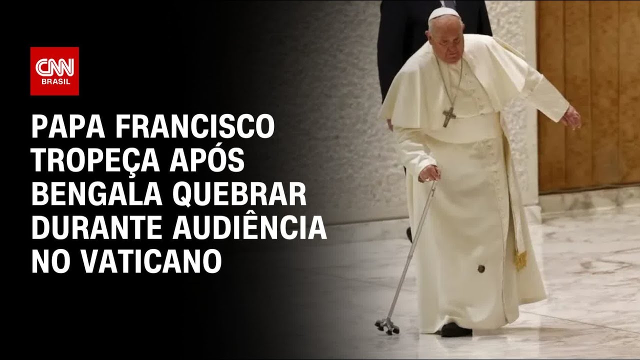 Papa Francisco tropeça após bengala quebrar durante audiência no Vaticano | AGORA CNN