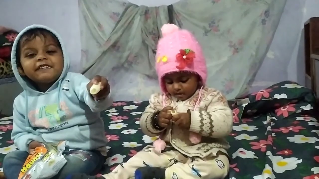 Bache kurkure kha rahe hai🥰🥰🥰
