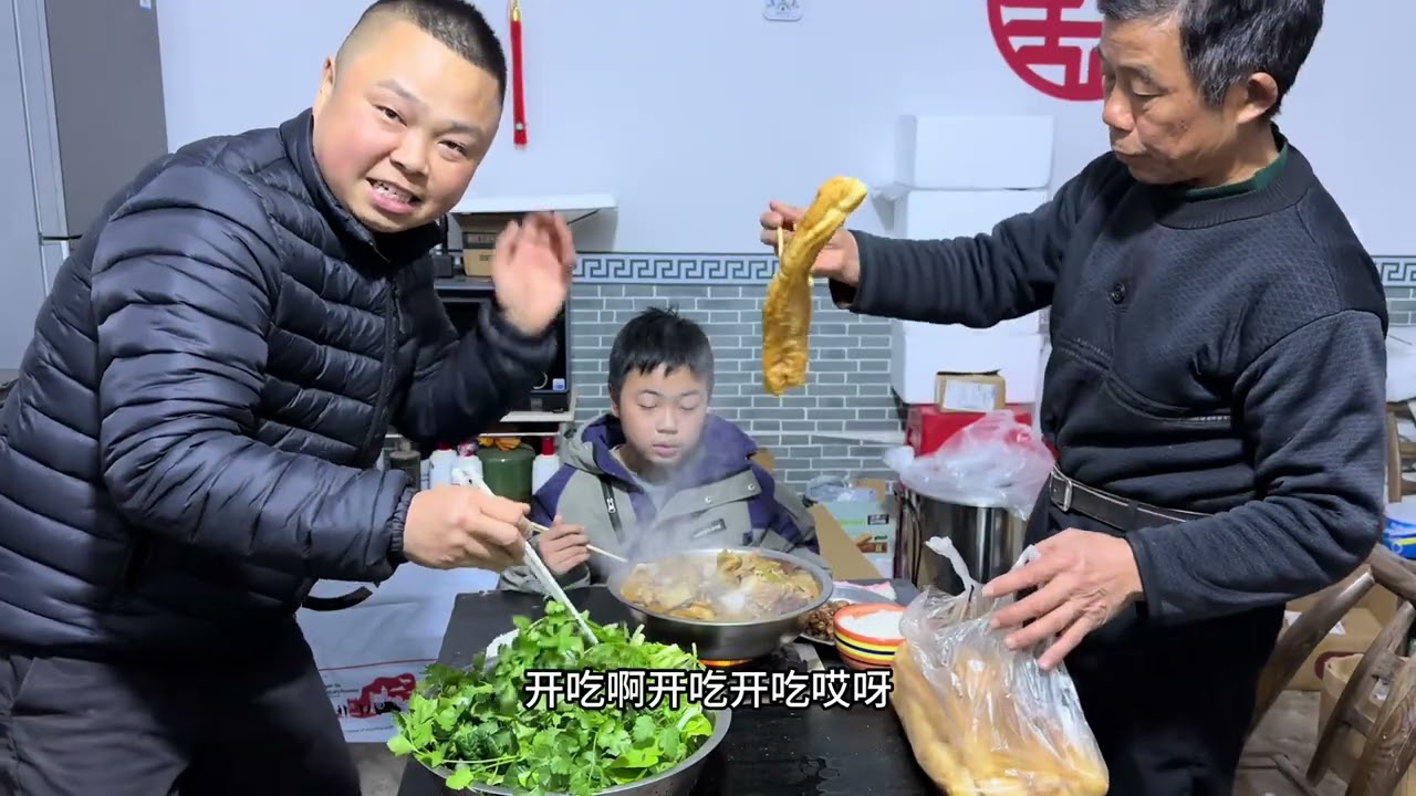湖北农村田园生活，土鸡炖排骨火锅，炖上各种绿色蔬菜太香了 #返乡创业青年 #我的乡村生活 #原创视频 #农村美食 #田园生活