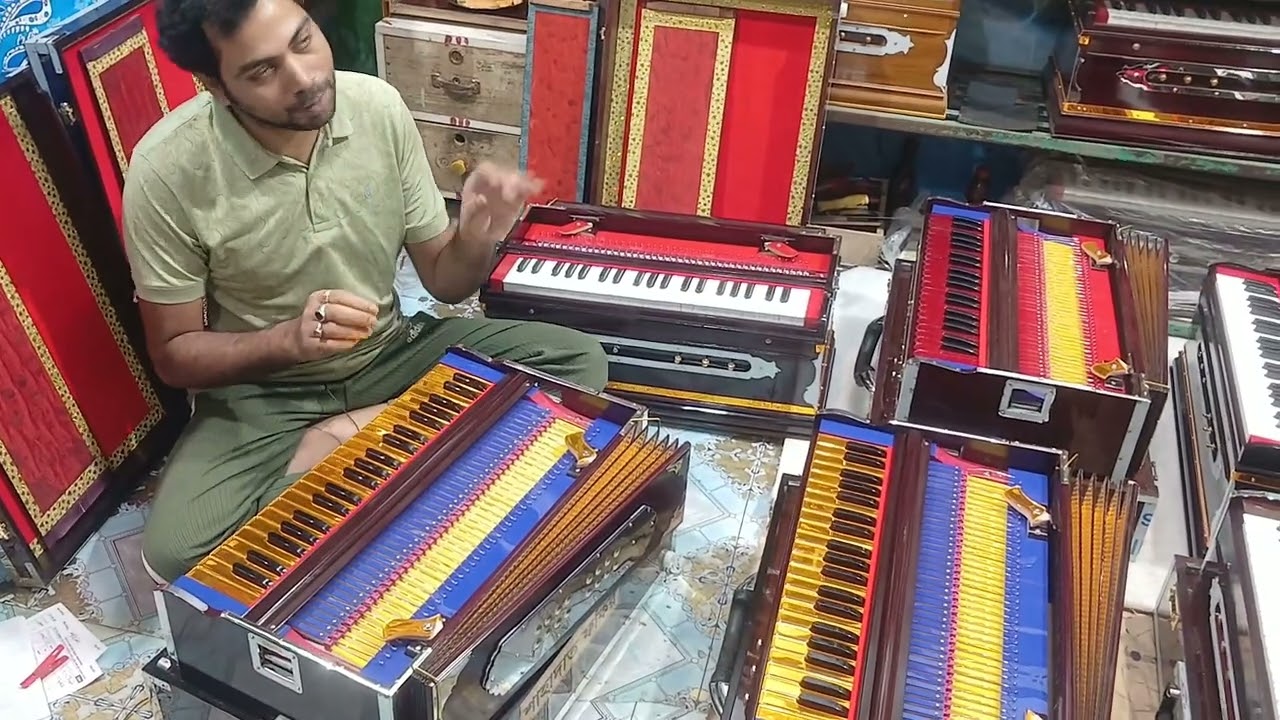 হারমোনিয়ামের বড় কারখানা, বাংলাদেশ বরিশালে ,অনলাইনে  সারা বাংলাদেশের সেল করা হয়। 