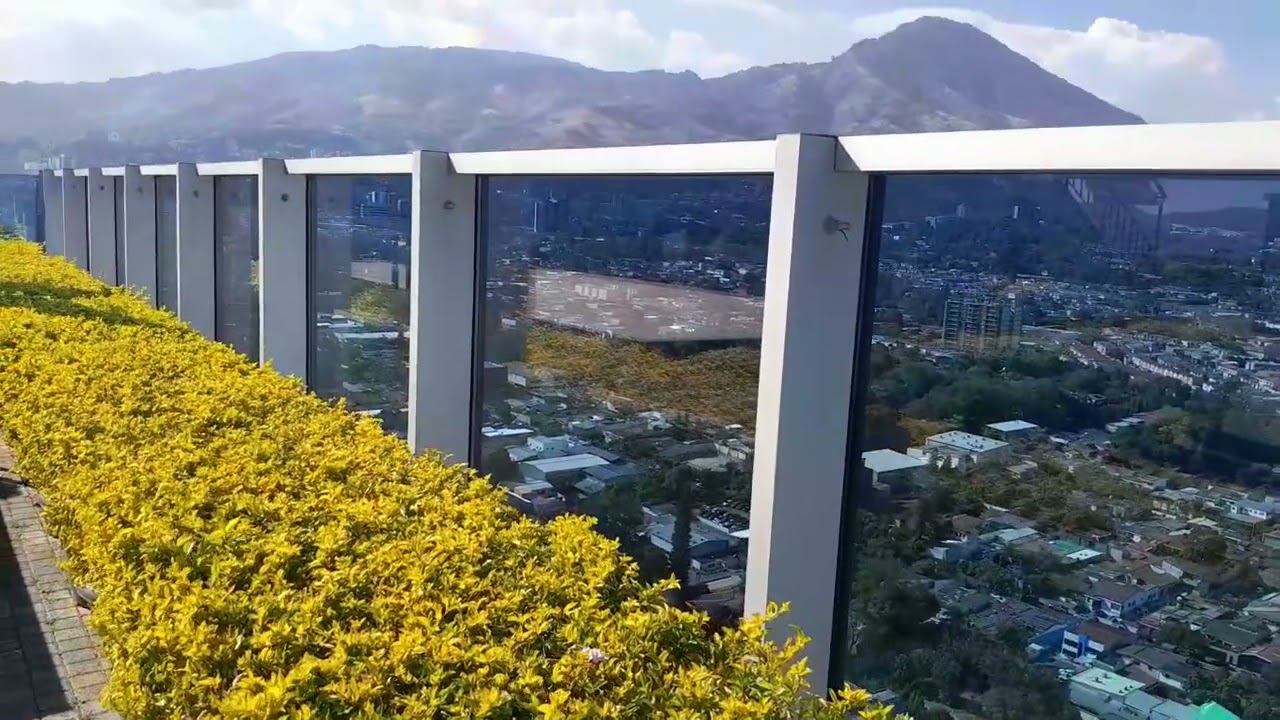 DESDE LAS ALTURAS,PANORAMICA DE SAN SALVADOR,360°,SKYDECK MILLENIUM PLAZA.