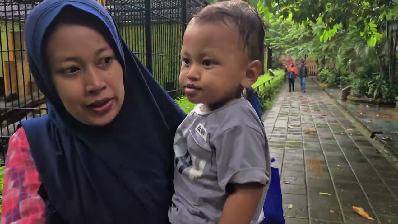 Bermain di kebun binatang surabaya