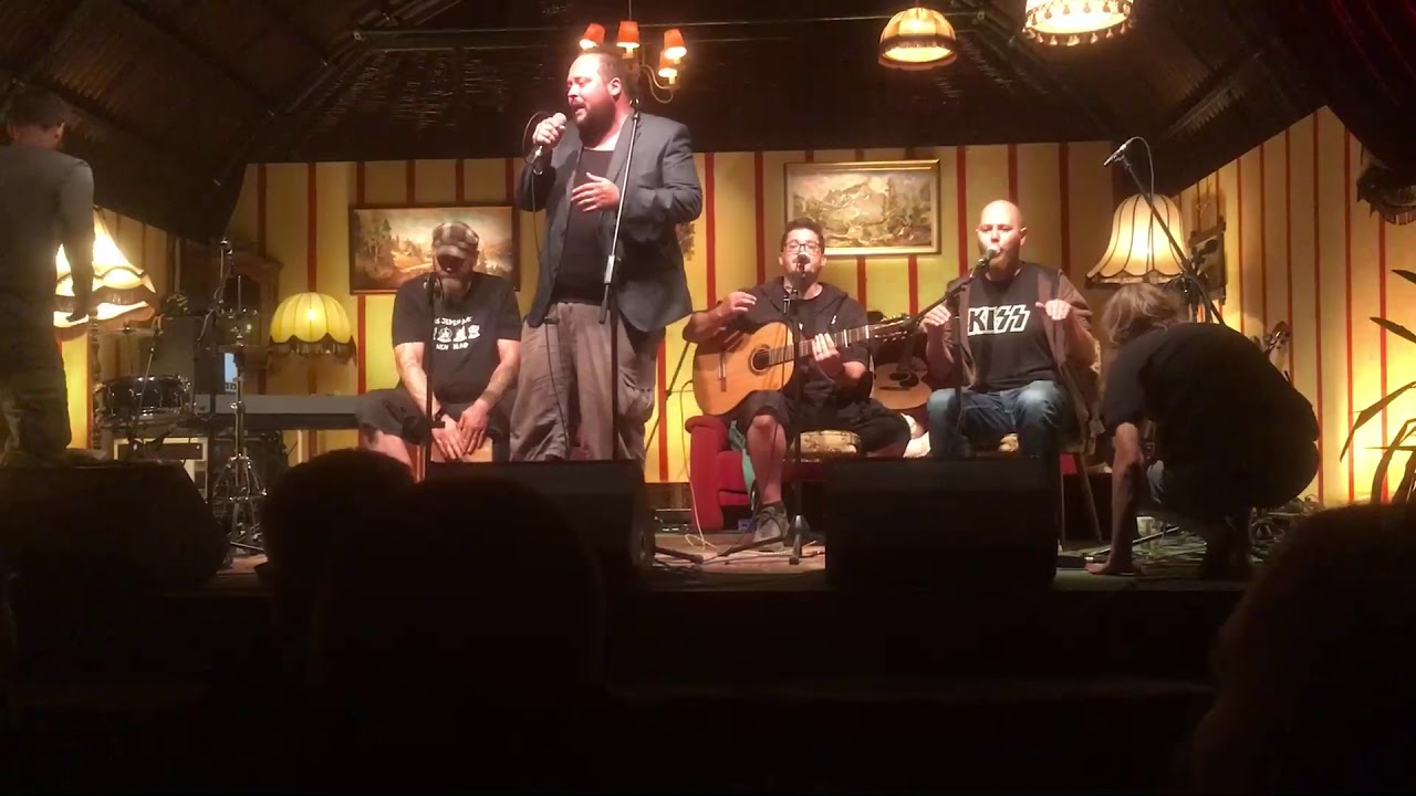 Aus jedem Dorf nen Hund - Doch (live beim AdriAkustik Festival 2019)