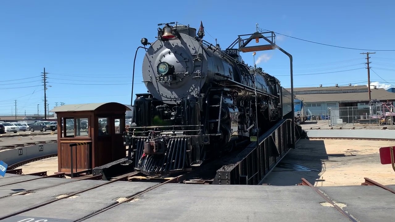 Santa Fe 3751 - Spinning on the turntable