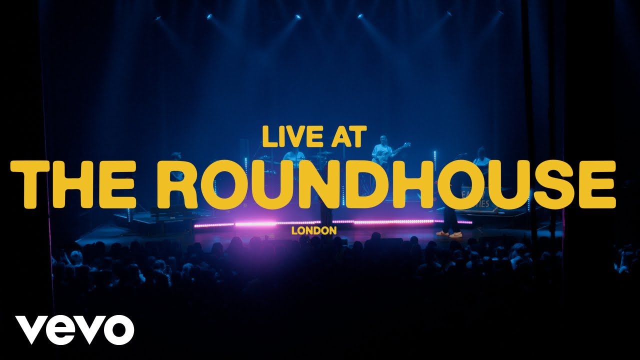 Cat Burns - teenage dirtbag (live at The Roundhouse)