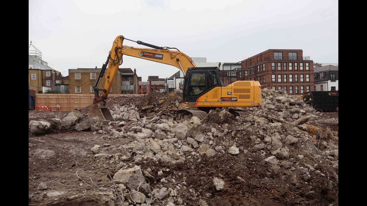 30 ton digger at work in Sutton Day 20 (13.03.2026)