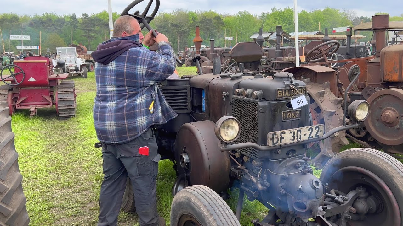 Historischer Lanz Bulldog- wird angeheizt und gestartet