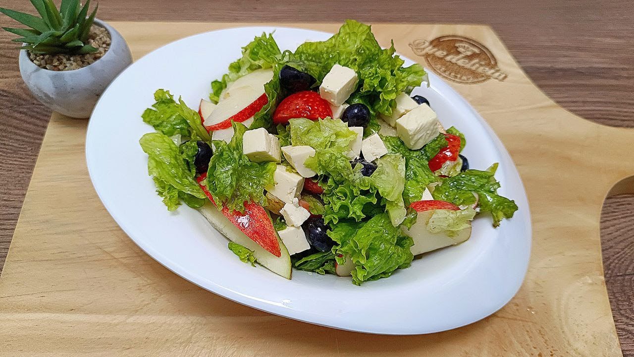 Lettuce salad with apple and cheese, a healthy and nutritious delight 😋🥬 🍎 🧀
