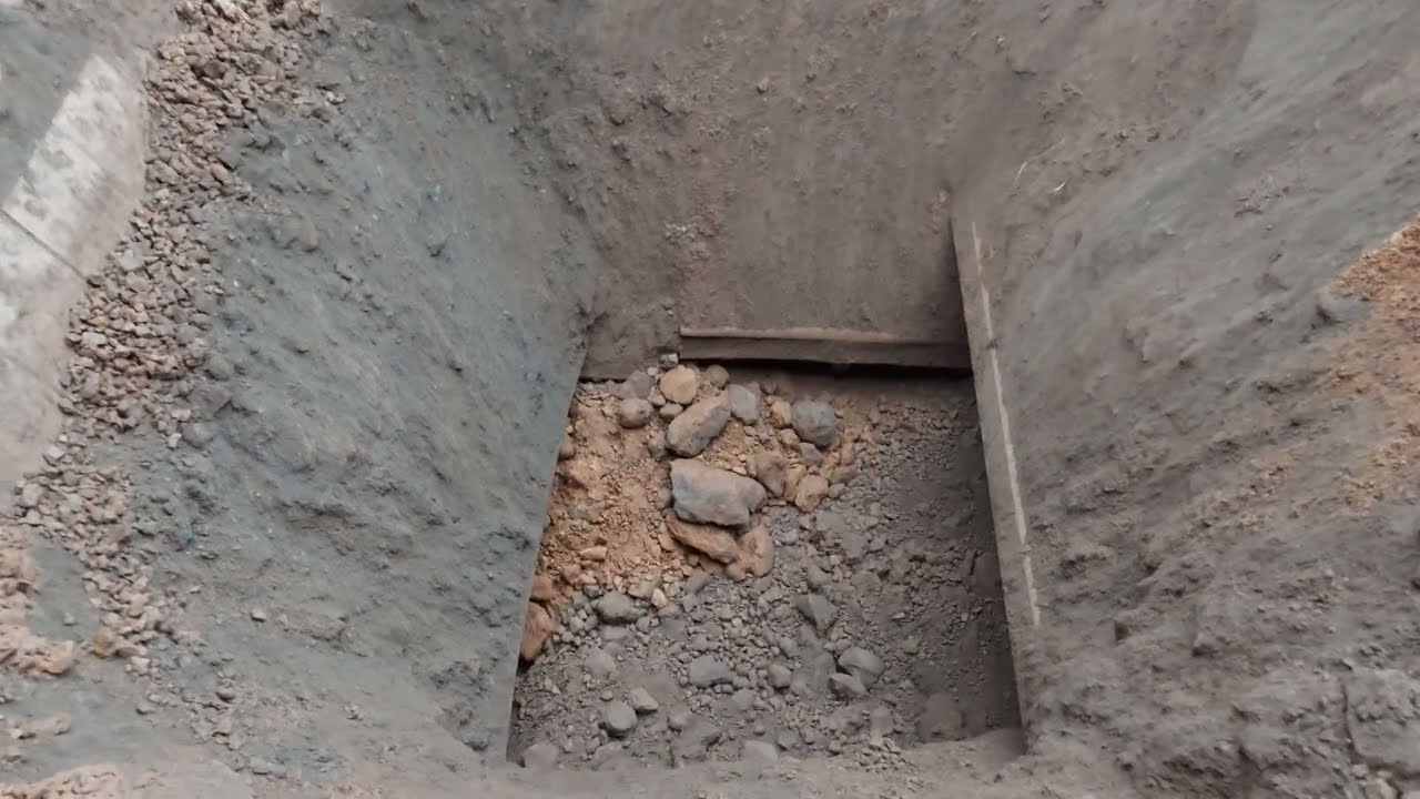 Hyva dumpers & loader dumping iron ore into VIBRATING GRIZZLY FEEDER