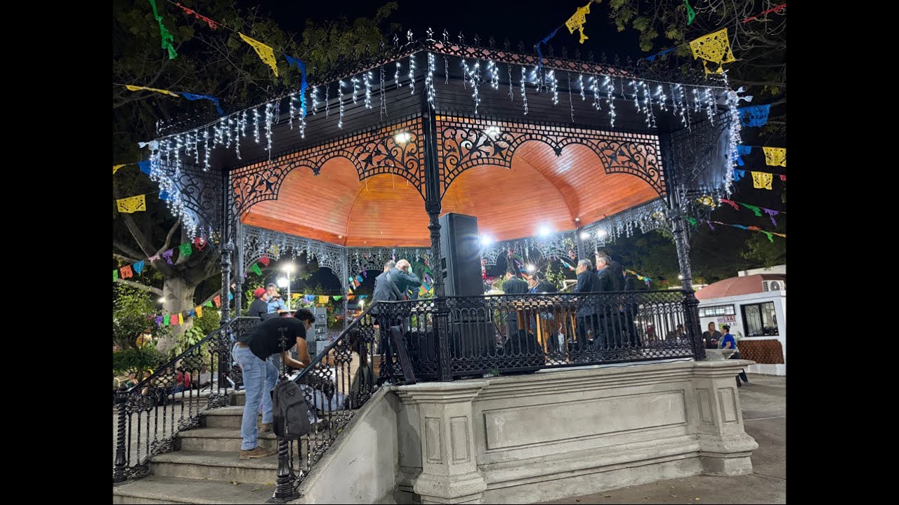 Baile en el parque de la marimba Chiapas