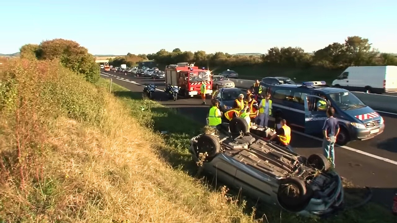 Cycliste Roumain sur l’Autoroute : Un Drapeau, Une Remorque et du Vin