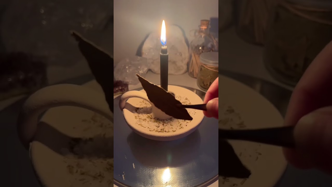 Простое защитное заклинание за 1 минуту с черной свечой и травами 🔥 (для начинающих колдунов)