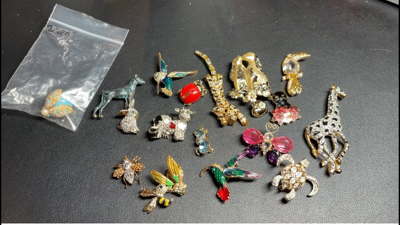 11-7 Vintage Jewelry Unbagging Critter Pins Bees, Cats & Tiger Shoulder Pin