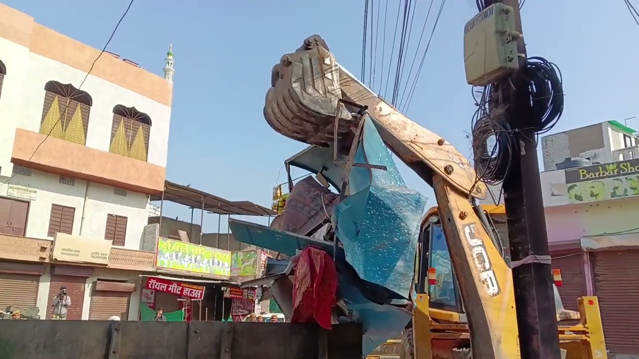 चौमूं में नगर परिषद प्रशासन ने चलाया बुलडोजर और  अवैध अतिक्रमण को हटाया गया