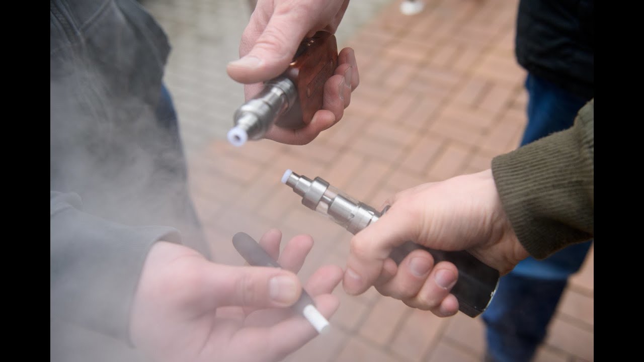 Specialistai patarė, kaip elgtis ir ką reikia daryti, jei jūsų vaikas rūko ar vartoja alkoholį