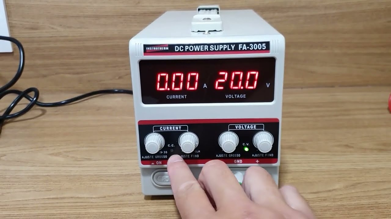 Fonte de Alimentação regulável modelo FA 3005 da Instrutherm (0 a 32V e 0 a 5A)