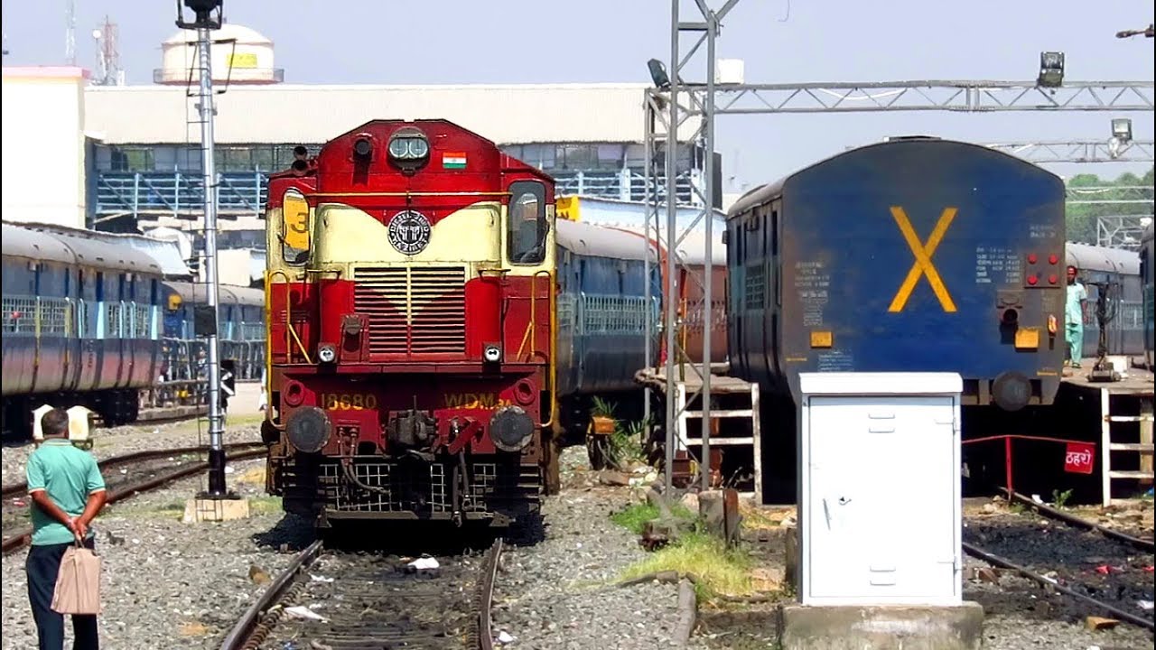Endless Curves at Ajmer Junction : Jaipur Bandra Superfast Special Arrival Departure