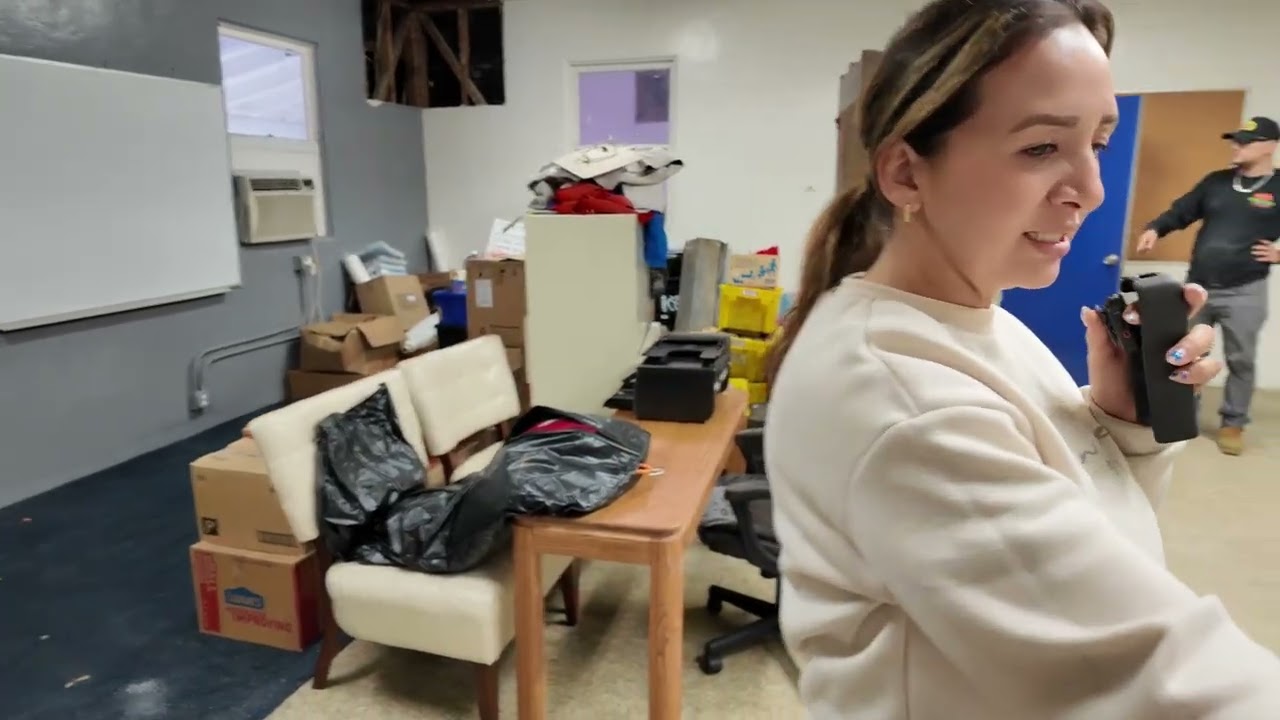 Tiramos todos los muebles de una escuela abandonada y terminó en el peor susto de mi vida 😱🏫
