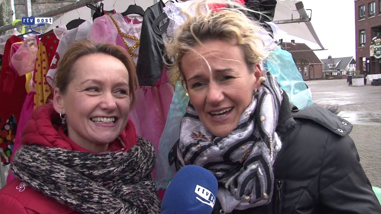 Carnavalsmarkt met veel wind in Denekamp