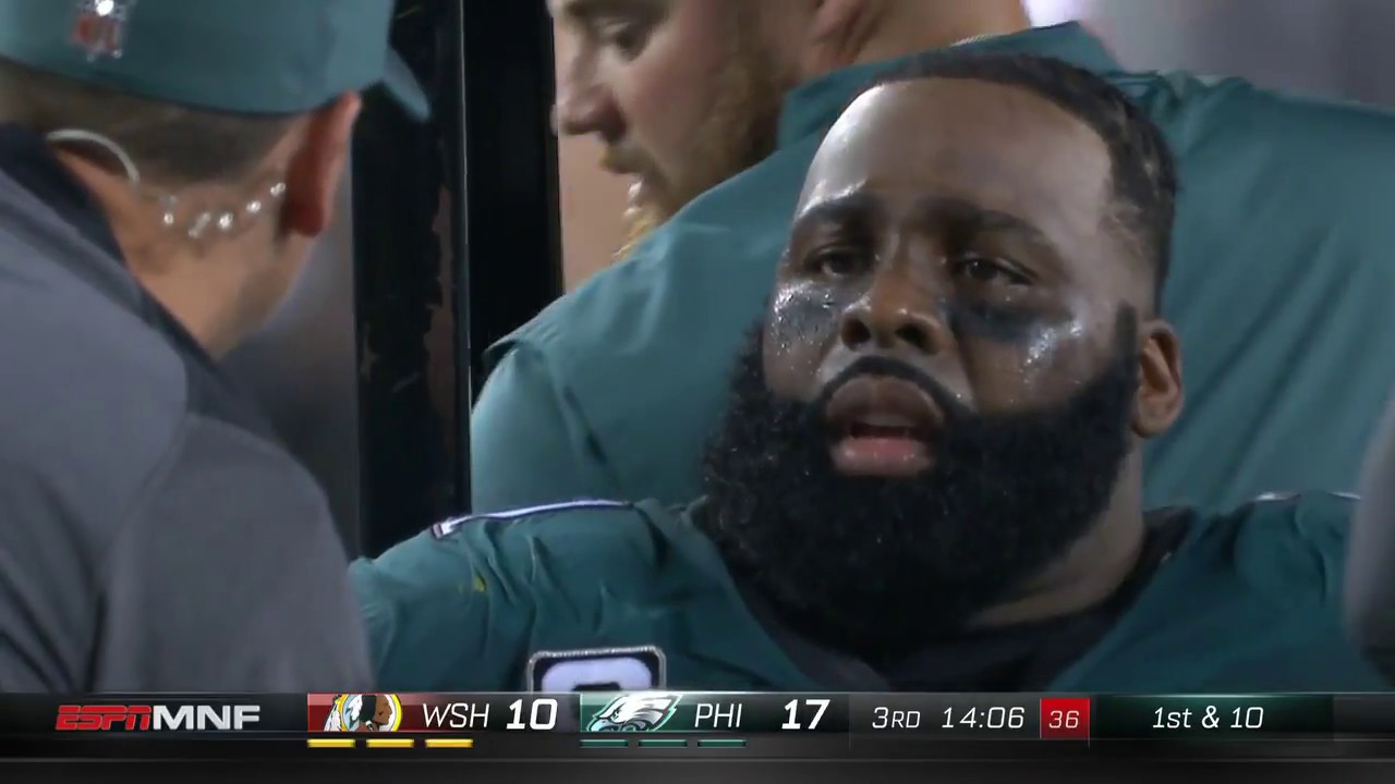 Entire Eagles Team Comes onto Field After Jason Peters Knee Injury