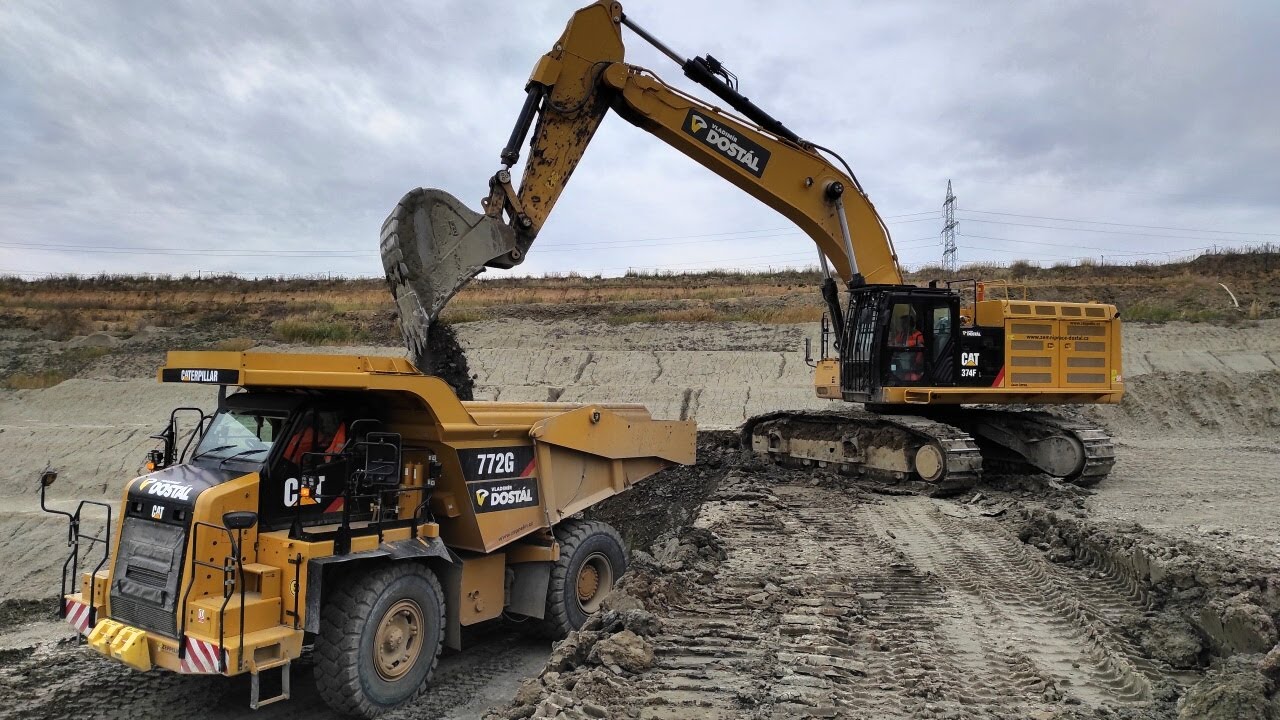 CAT 374F loading dumpers CAT 772G