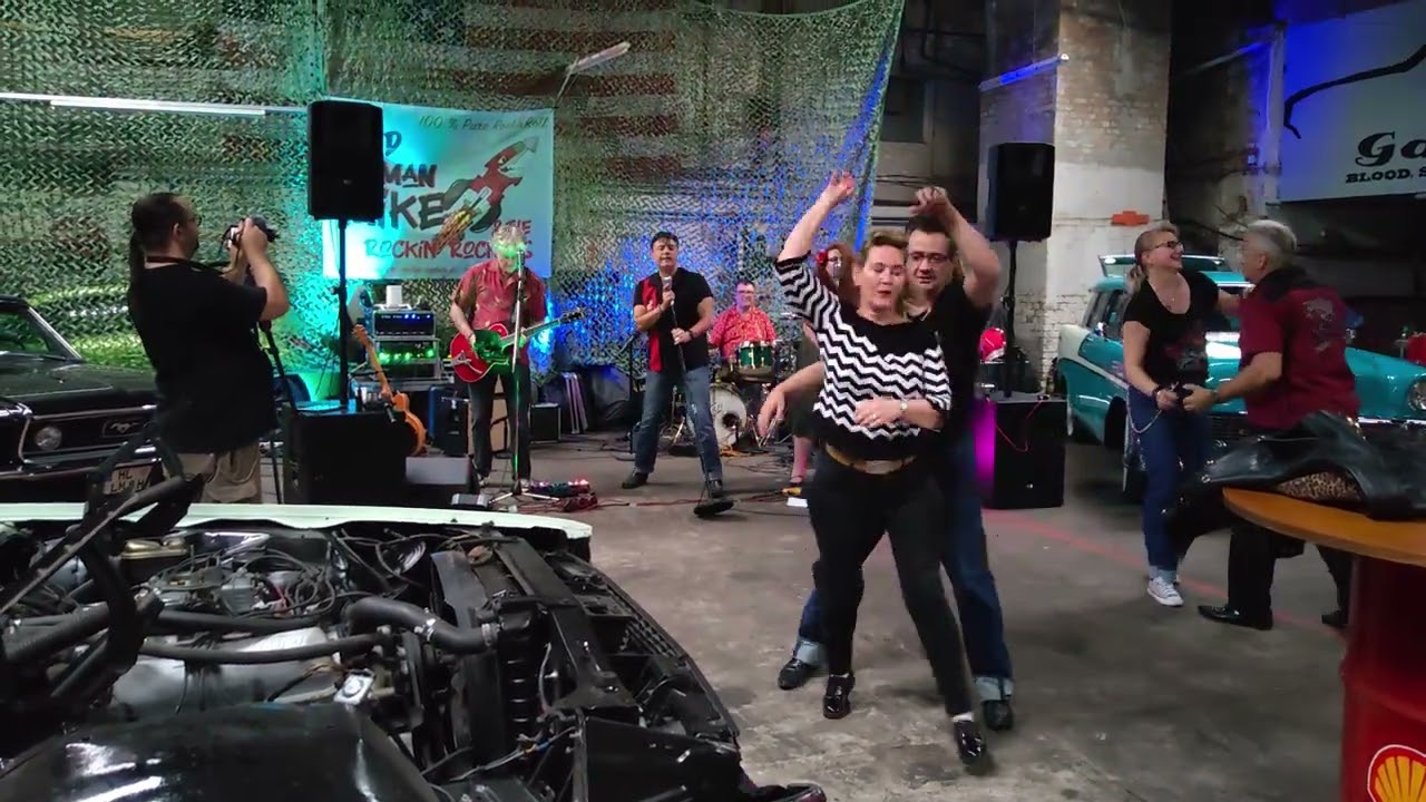 Mad Man Mike &  The Rockin' Rockets mit Rock this Town beim US Car Club in Lübeck.