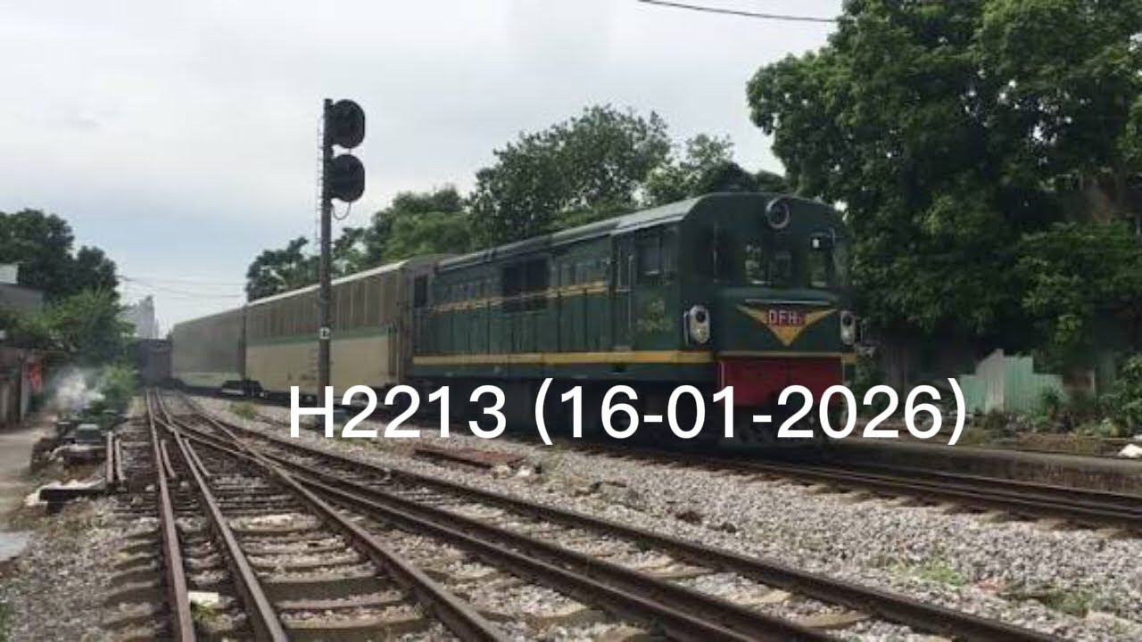 D10H-013+D10H-024 (lái tàu còi chào) Kéo Tàu Hàng H2213 Qua Chắn Phố Ẩm Thực [16-01-2026] 
