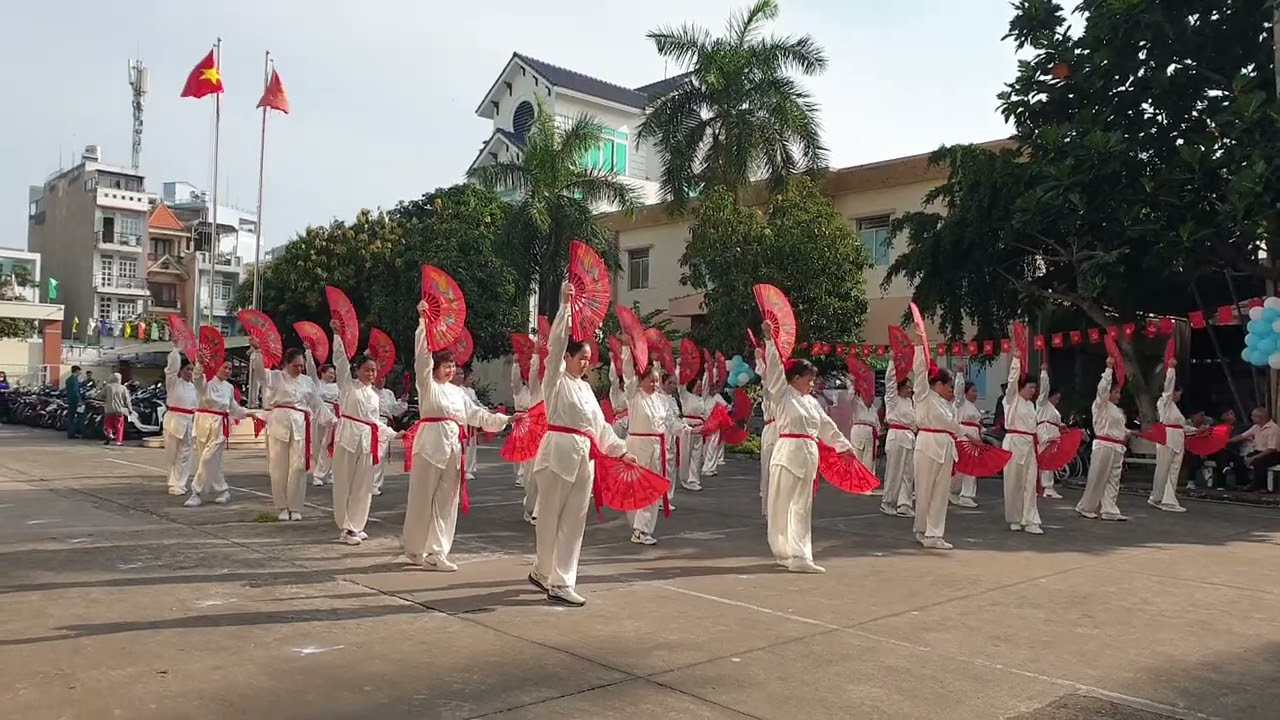 Thái Cực Song Phiến - Trên nền nhạc DÒNG MÁU LẠC HỒNG