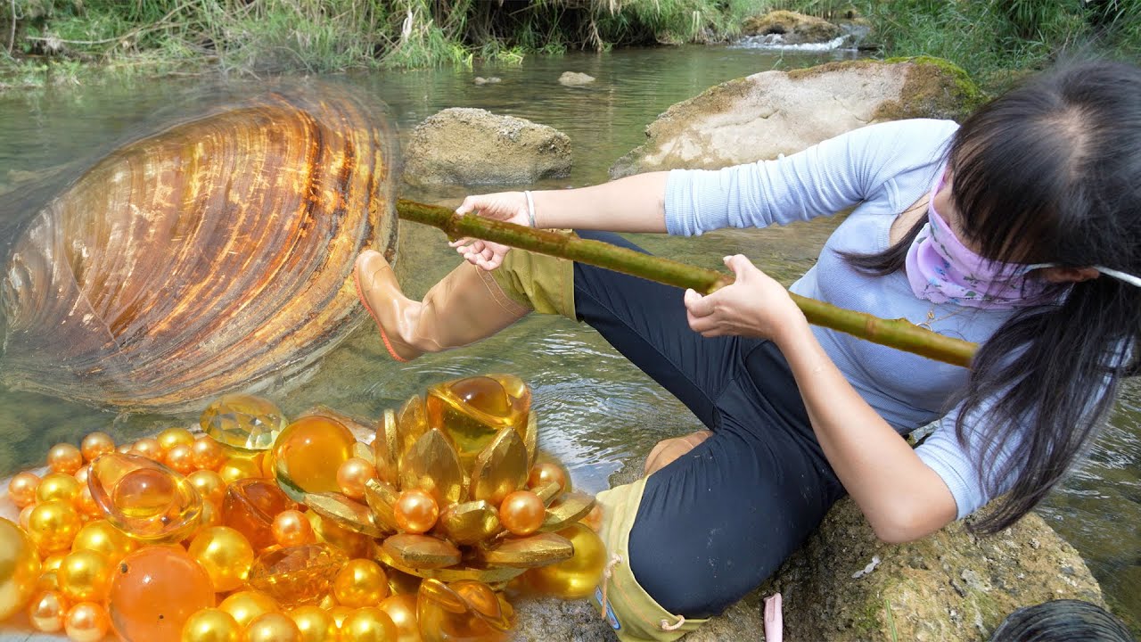 Girl Stumbles Upon Bizarre Clam in River, Discovers Hidden Treasure of Pearls and Gems Inside