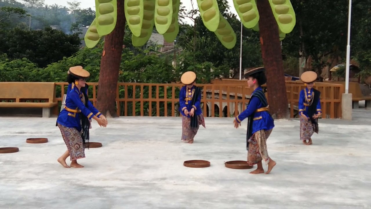 Tari kretek di taman sardi kudus