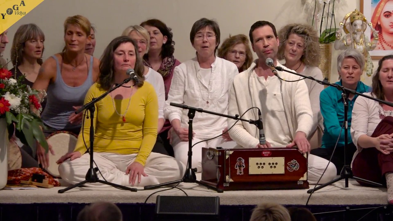 Sacharachara Sundaram mit Gruppe
