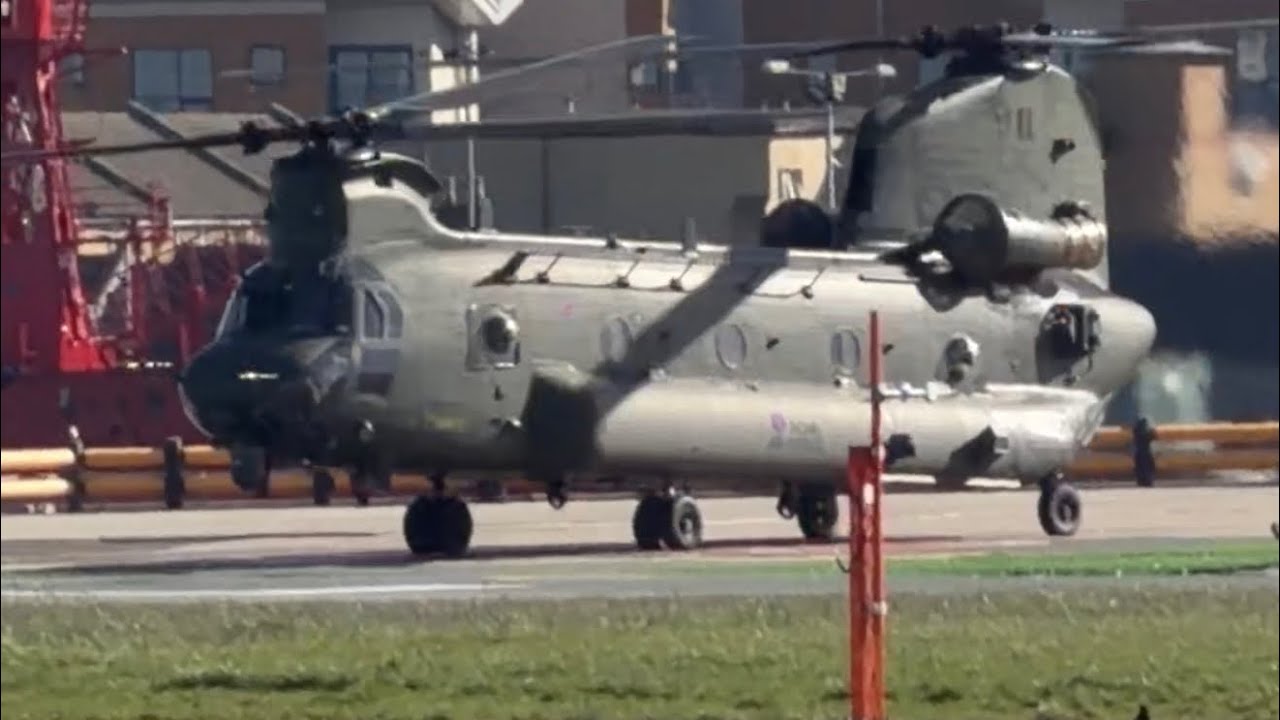 🚁 Boeing CH-47 Chinook, London City Airport!!