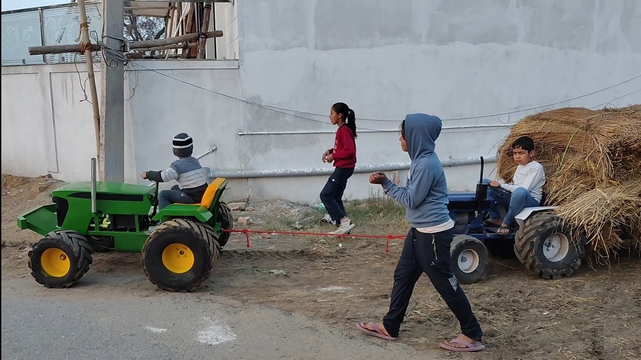 The small tractor brought the fodder//छोटा ट्रैक्टर ट्राली चारा लोढ //mini tractor stuck in mud