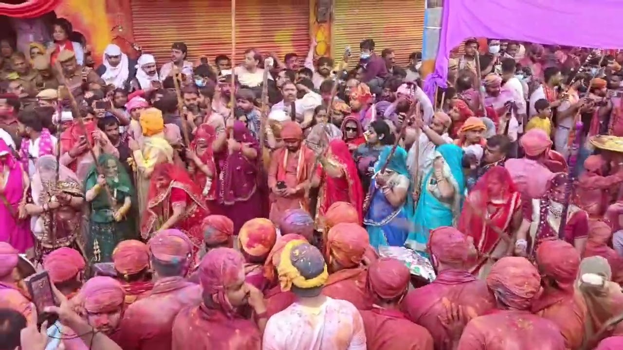 मथुरा बरसाना लठमार होली में लाखों भक्तों ने लिया भाग सुरक्षा के कड़ी बंदोबस्त 