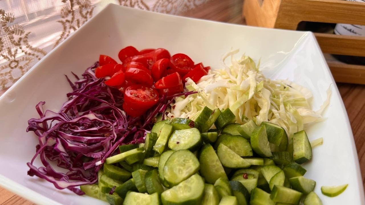 The most delicious Greek salad! Very simple, fast and useful! I can’t stop eating this Greek salad!