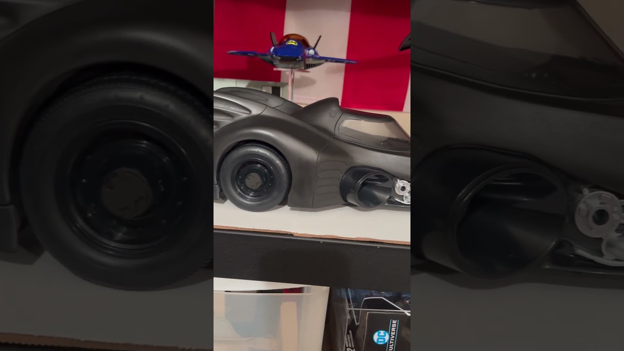 McFarlane Toys -DC Multiverse - The Flash Batmobile with Black Canopy and Black Rims.