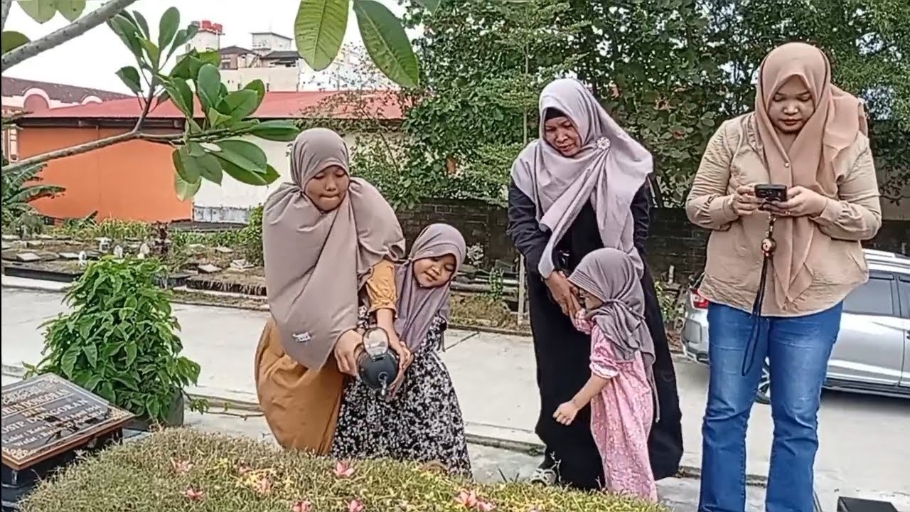 The Jingga Bersama Omah Ziarah Ke Kuburan Opung 