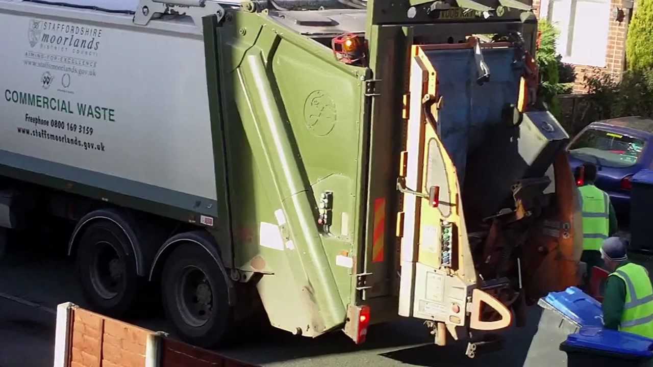 Dennis Elite 2 on blue lid bin collection
