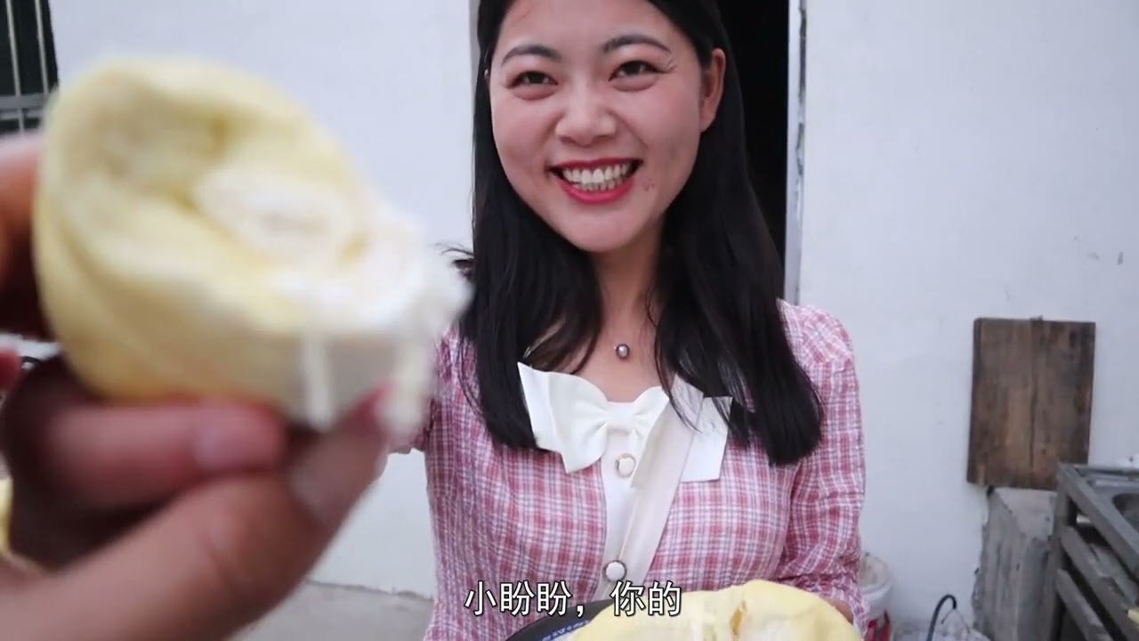 小喬買榴蓮看望未來婆婆，吃在嘴裡甜在心裡，婆婆開心的不得了