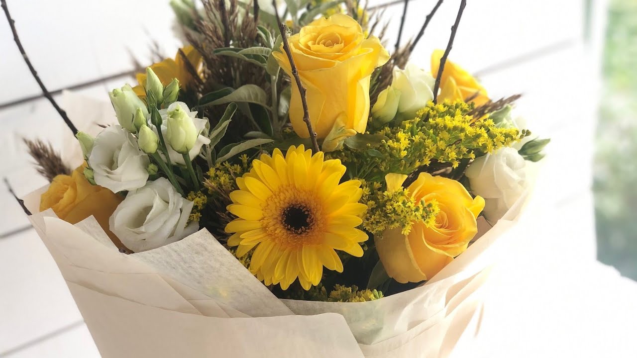 Buchet rotund de florărie. Trandafiri, gerbera, liziantus.