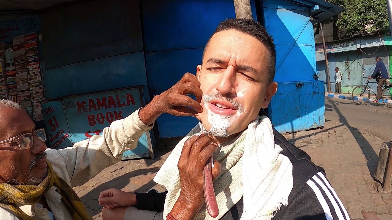 HONEST INDIAN STREET BARBER gets rewarded in Kolkata