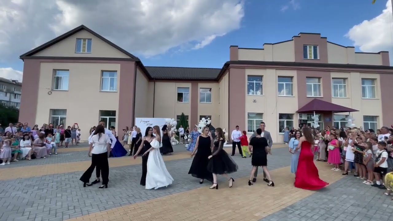 Танець випускників з батьками на випускному. Полонський ліцей №2. (28.06.2024)
