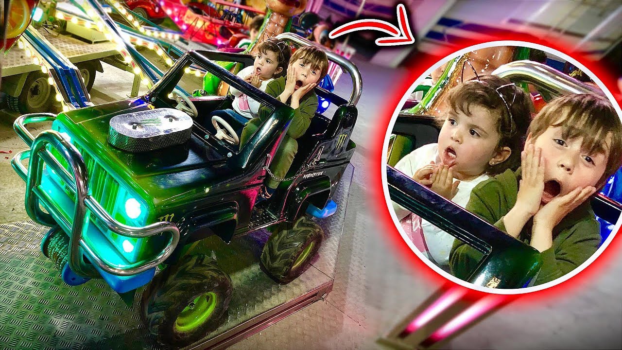 MARCOS E LAURA FINGEM BRINCAR DE DIRIGIR CARRO NO PARQUE DE DIVERSÕES