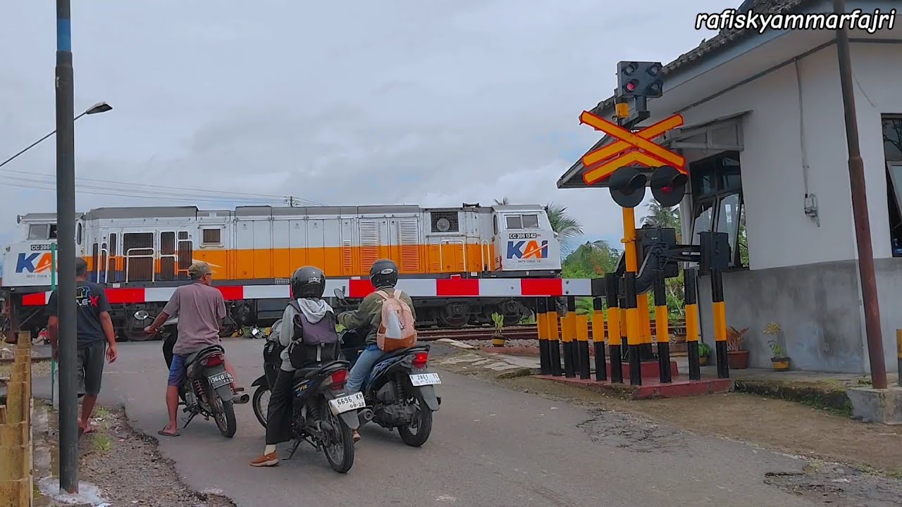 Palang Pintu Kereta Api | Railriad Crossing In Indonesia | Januari2026 | Ka Lokomotif Sruntulan