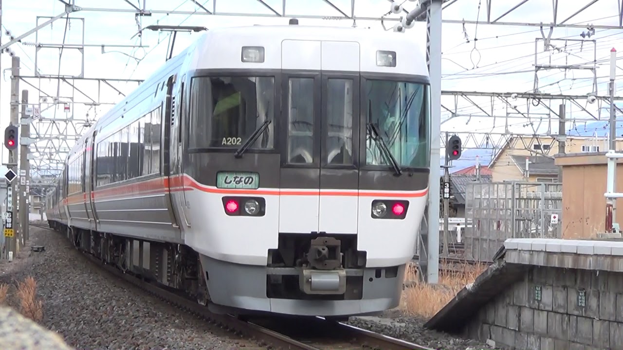 午前11時頃…電車の出入りの忙しい塩尻駅…です(^^;)【EF64重連】1021号機1013号機…タキ貨車5両…【383系特急ワイドビューしなの】5号&8号…【普通列車】211系＆313系