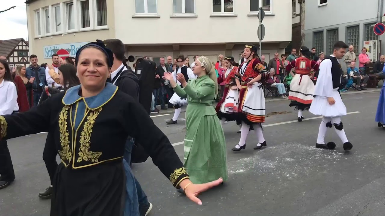Großer Umzug am Schlitzerländer Trachtenfest